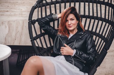 Şehir sokak sandalyede oturan poz genç güzel kadın