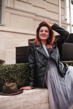 açık havada oturup poz mutlu şık kadın