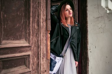 şapka ayakta açılış eski ahşap kapı şık güzel kadın