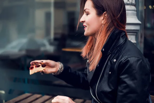 Jeune Belle Femme Manger Tarte Assis Dans Café Extérieur — Photo