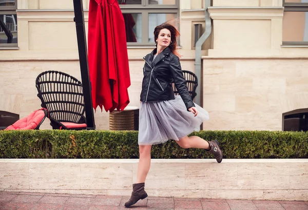 Mujer Hermosa Elegante Caminando Calle Ciudad —  Fotos de Stock