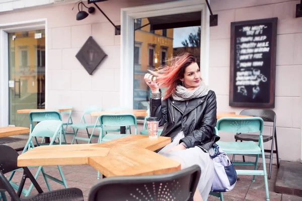 Jeune Belle Femme Assise Table Dans Café Extérieur — Photo