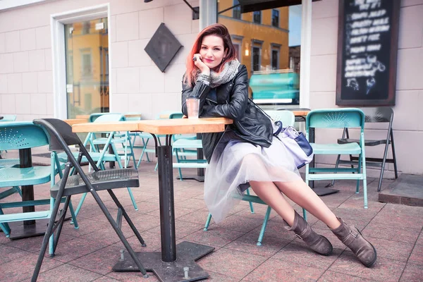 Joven Hermosa Mujer Sentada Mesa Cafetería Aire Libre — Foto de Stock