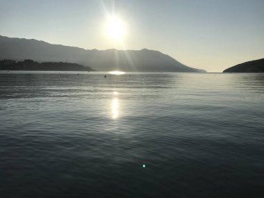 Gündüz vakti dağların arasındaki gölün resimsel görüntüsü 