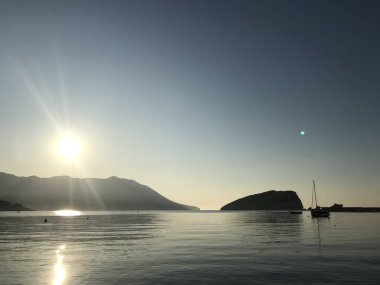 Gündüz vakti dağların arasında nehirdeki teknenin manzarası. 