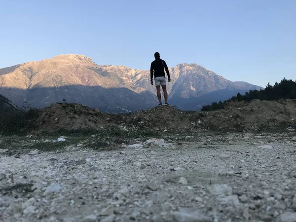 Visão Traseira Homem Que Está Entre Montanhas Durante Dia — Fotografia de Stock