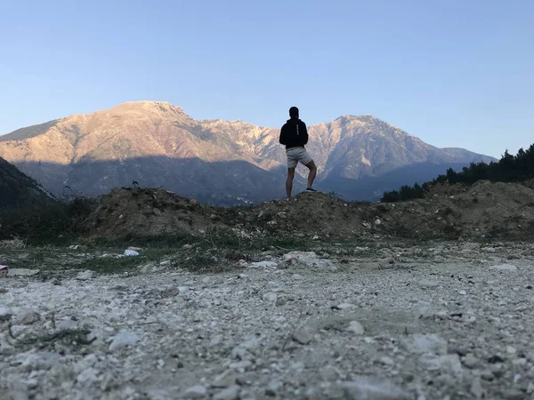 Visão Traseira Homem Que Está Entre Montanhas Durante Dia — Fotografia de Stock