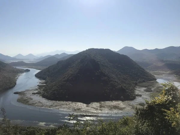 Vista Pitoresca Rio Entre Montanhas Cobertas Floresta Durante Dia — Fotografia de Stock