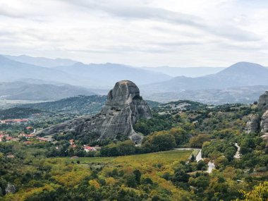 Gündüz vakti ormanla kaplı dağların kırsal manzarası. 