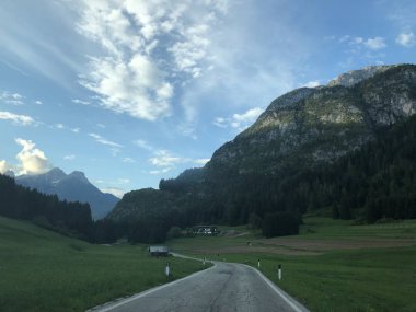 Ormanla kaplı dağlardaki boş yol manzarası. 