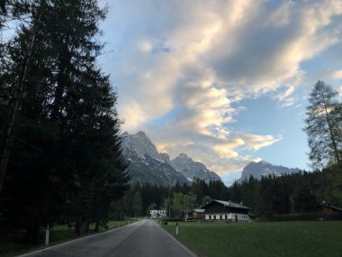 Gündüz vakti dağların arasında boş yolu olan köyün resimli görüntüsü 