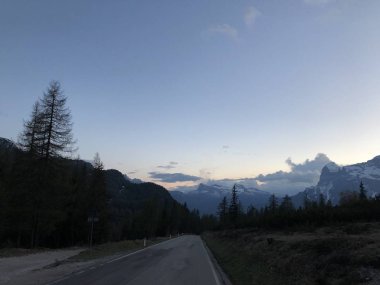 Ormanla kaplı dağlardaki boş yol manzarası. 