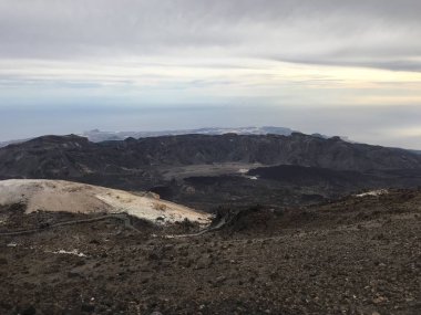 gündüz gözüyle dağların resimli görüntüsü 