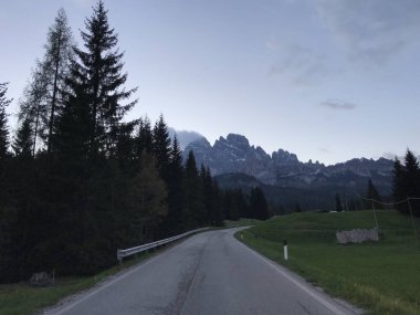 Gündüz vakti dağların arasındaki boş yolun resimsel görüntüsü 