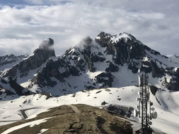 Picturesque View Snowy Mountains Radio Tower Top Sunny Day — Stockfoto