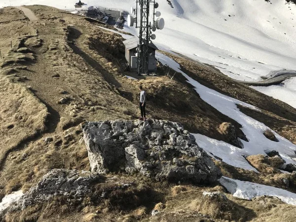 Man Radio Tower Snowy Mountains Sunny Day — Stockfoto