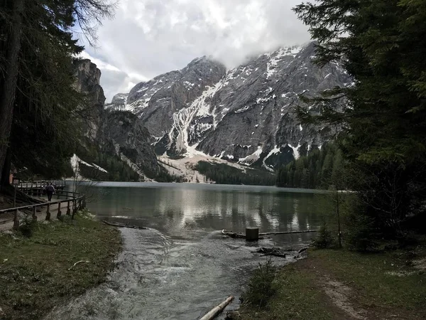 Vue Pittoresque Sur Lac Parmi Les Montagnes Couvertes Forêt Pendant — Photo