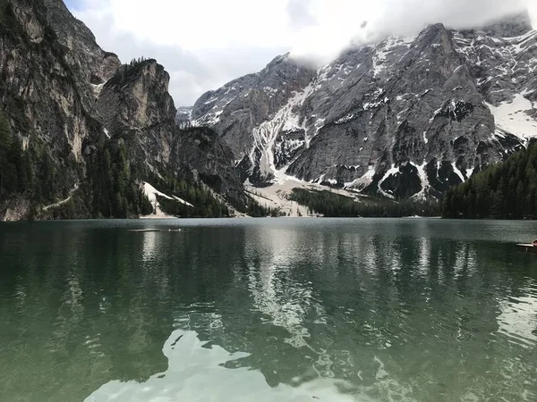 Vue Pittoresque Sur Lac Parmi Les Montagnes Couvertes Forêt Pendant — Photo