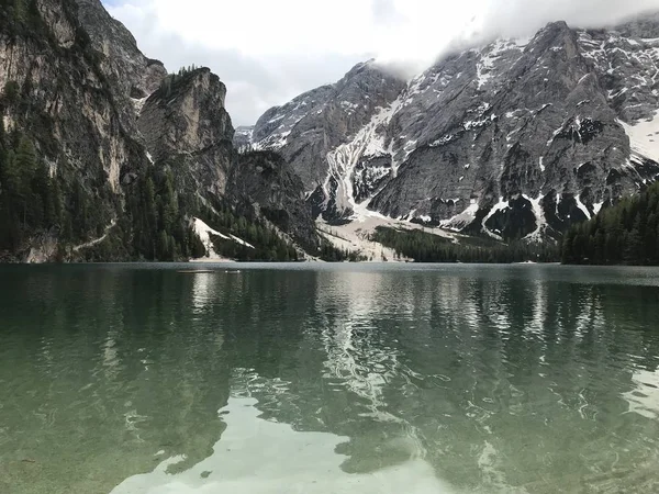 Pintoresca Vista Del Lago Entre Montañas Cubiertas Bosque Durante Día — Foto de Stock