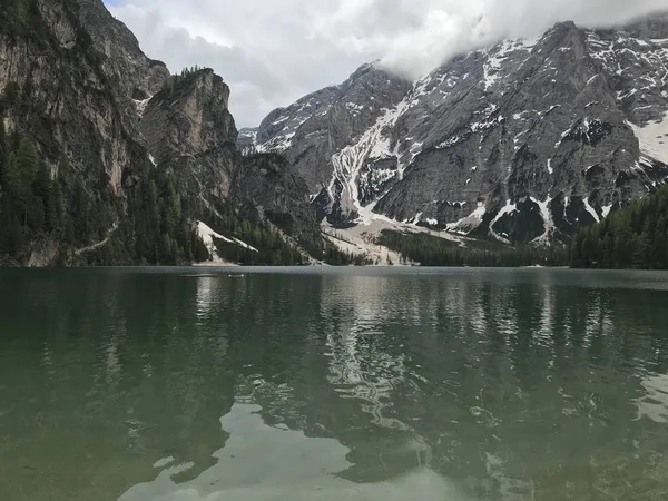 Pintoresca Vista Del Lago Entre Montañas Cubiertas Bosque Durante Día — Foto de Stock