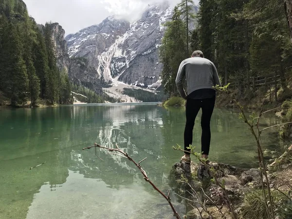 Zpět Pohled Mužského Cestovatele Stojící Břehu Jezera Mezi Horami Pokrytými — Stock fotografie