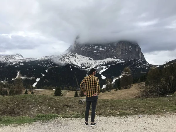 Vue Arrière Homme Posant Parmi Les Hautes Montagnes Rocheuses Couvertes — Photo