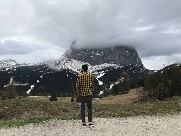 Visão Traseira Homem Posando Entre Altas Montanhas Rochosas Cobertas Floresta — Fotografia de Stock