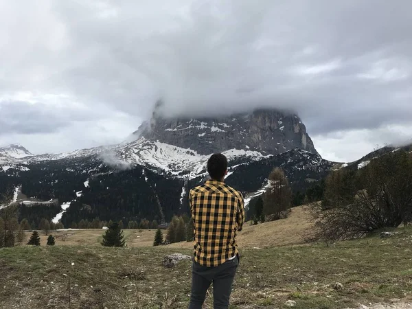 Vista Trasera Del Hombre Posando Entre Altas Montañas Rocosas Cubiertas — Foto de Stock