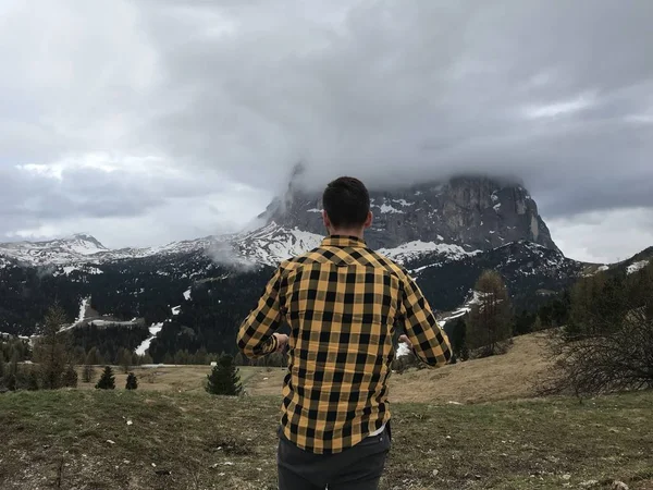 Vista Trasera Del Hombre Posando Entre Altas Montañas Rocosas Cubiertas — Foto de Stock