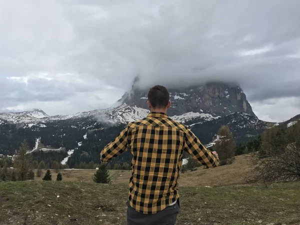 Vue Arrière Homme Posant Parmi Les Hautes Montagnes Rocheuses Couvertes — Photo