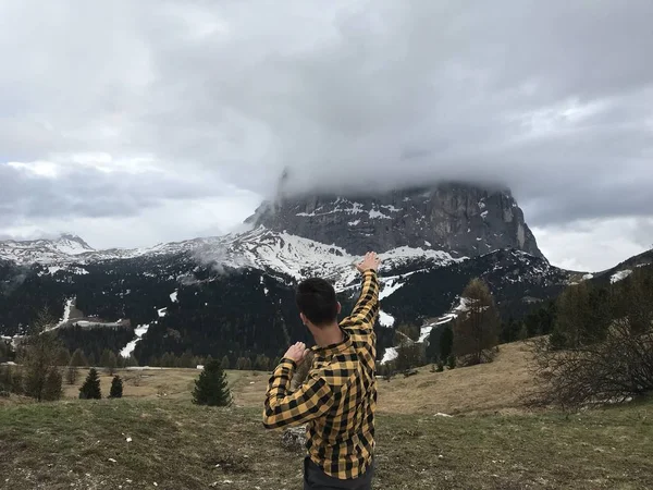 Visão Traseira Homem Posando Entre Altas Montanhas Rochosas Cobertas Floresta — Fotografia de Stock