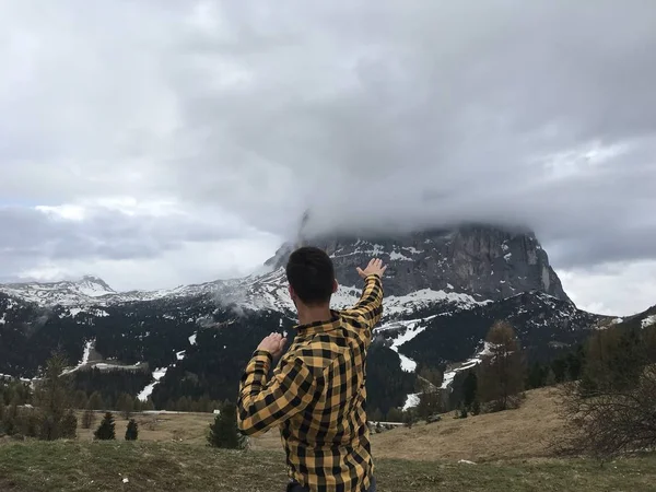 Baksidan Bild Människan Poserar Bland Höga Steniga Berg Täckt Med — Stockfoto