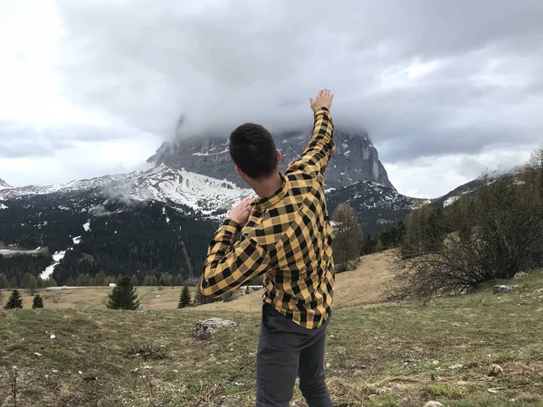 Vista Trasera Del Hombre Posando Entre Altas Montañas Rocosas Cubiertas — Foto de Stock