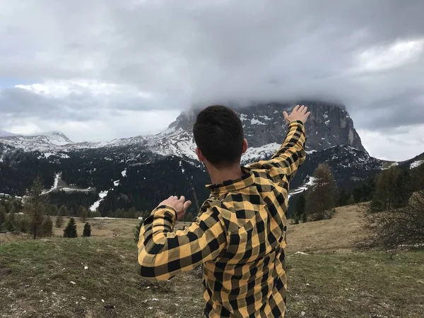 Visão Traseira Homem Posando Entre Altas Montanhas Rochosas Cobertas Floresta — Fotografia de Stock