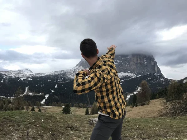 Vue Arrière Homme Posant Parmi Les Hautes Montagnes Rocheuses Couvertes — Photo