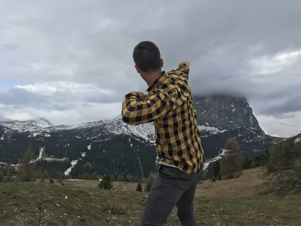 Visão Traseira Homem Posando Entre Altas Montanhas Rochosas Cobertas Floresta — Fotografia de Stock