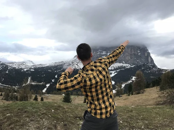 Vue Arrière Homme Posant Parmi Les Hautes Montagnes Rocheuses Couvertes — Photo