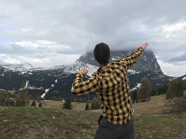 Vista Trasera Del Hombre Posando Entre Altas Montañas Rocosas Cubiertas — Foto de Stock