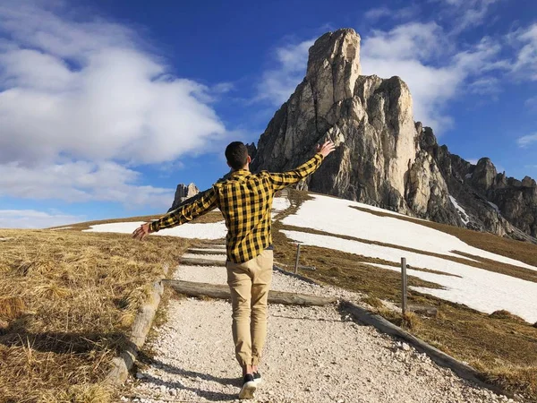 Achteraanzicht Van Mannelijke Reiziger Wandelen Weg Tussen Bergen Bedekt Met — Stockfoto