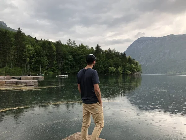 Vue Arrière Voyageur Mâle Debout Sur Rive Lac Parmi Les — Photo