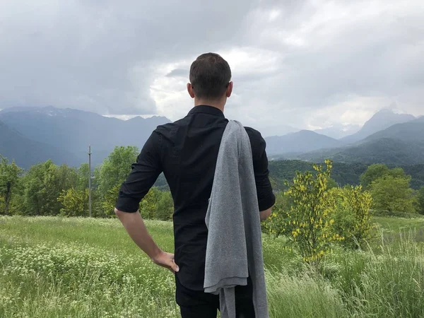 Vista Traseira Turista Masculino Entre Montanhas Cobertas Com Floresta Durante — Fotografia de Stock