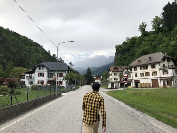 Tillbaka Syn Manliga Resenären Promenader Tom Väg Byn Bland Bergen — Stockfoto