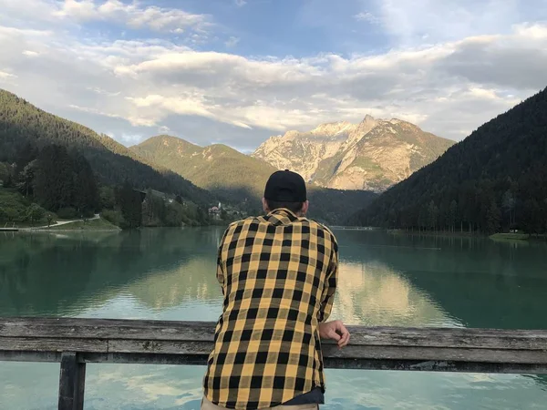 Bakåt Bild Manliga Resenären Står Stranden Sjön Bland Bergen Täckta — Stockfoto