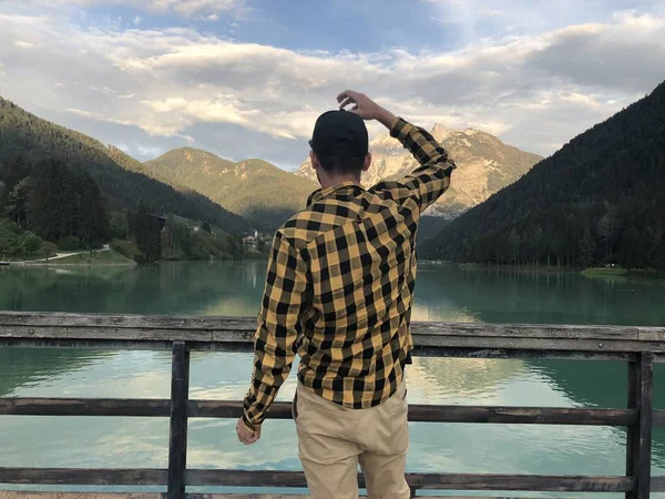 Back View Male Traveler Raised Arm Standing Shore Lake Mountains — Stock Photo, Image