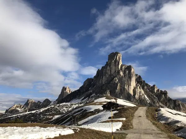 Pintoresca Vista Del Camino Vacío Las Montañas Cubiertas Bosque —  Fotos de Stock