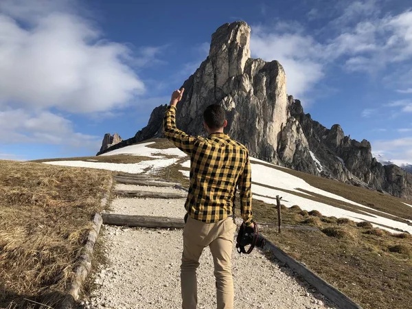 Achteraanzicht Van Mannelijke Reiziger Met Camera Poserend Weg Tussen Bergen — Stockfoto