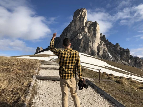 Vista Trasera Del Viajero Masculino Con Cámara Posando Carretera Entre — Foto de Stock