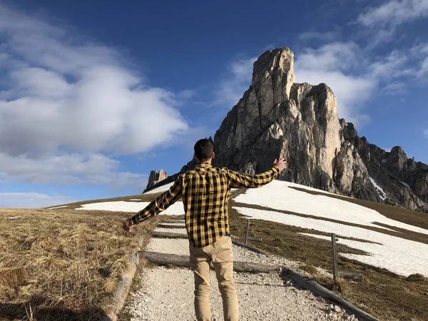 Achteraanzicht Van Mannelijke Reiziger Poseren Weg Tussen Bergen Bedekt Met — Stockfoto