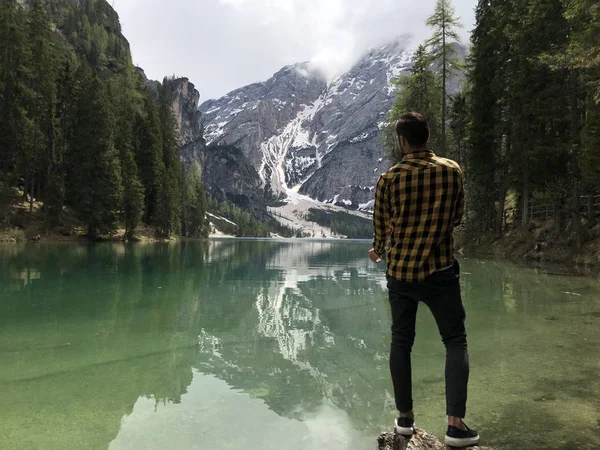 Vue Arrière Voyageur Mâle Debout Sur Rive Lac Parmi Les — Photo