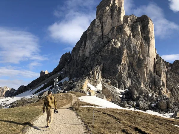 Vista Posteriore Del Viaggiatore Maschile Posa Strada Tra Montagne Coperte — Foto Stock